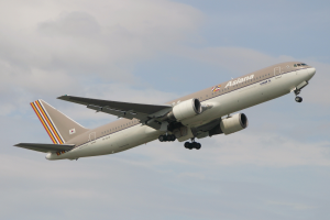 Ein Airbus A330-300 der Asia Airlines fliegt am Himmel mit weißen, flauschigen Wolken im Hintergrund, die Flügel sind ausgebreitet und die Motoren sind sichtbar.