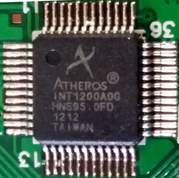 Ein Nahaufnahme-Bild eines Mikroprozessors auf einer grünen Leiterplatte, das verschiedene Komponenten und gedruckten Text zeigt.