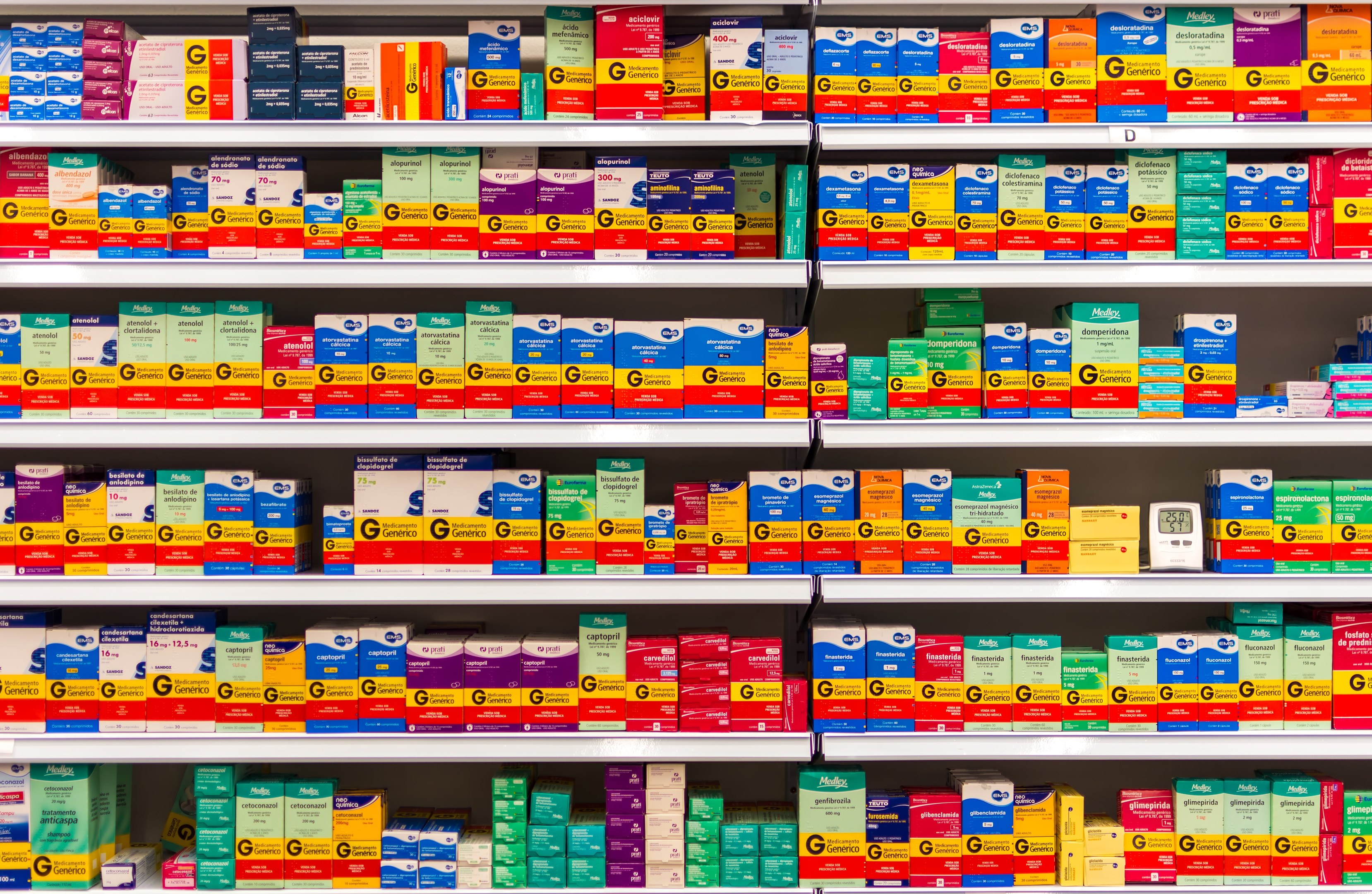 Ordentlich sortierte Apothekenregal mit verschiedenen Medikamentenschachteln.