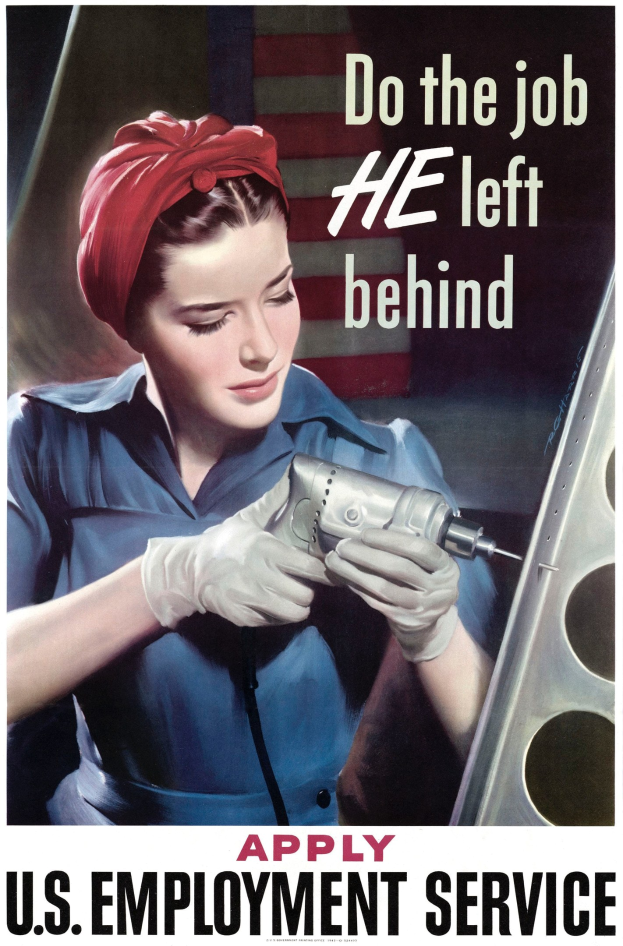 Eine Frau in einem blauen Kleid und einem roten Turban hält eine Bohrmaschine, während ein Plakat hinter ihr die Aufschrift trägt "Mach den Job, den er zurückgelassen hat - Bewirb dich bei der U.S. Employment Service."