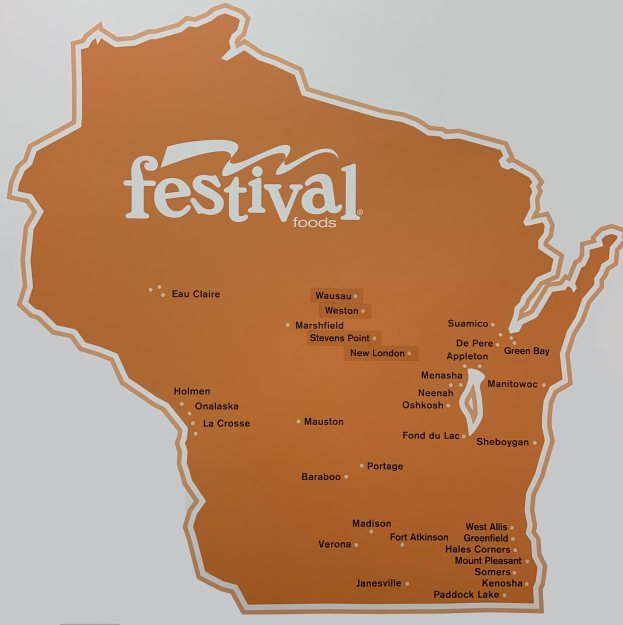 Ein lebendiger Plakatentwurf einer Wisconsin-Karte voller farbenfroher Illustrationen von Obst, Gemüse und Snacks, markiert mit "Festival Foods."