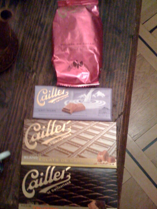 Schokoladen sind in der Mitte des Bildes auf einem Tisch arrangiert.