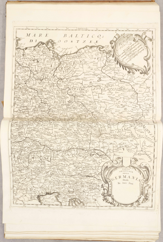 Ein altes Buch mit einer detaillierten Karte von Deutschland, das verschiedene Regionen zeigt und begleitenden Text, der zusätzliche Informationen bietet.