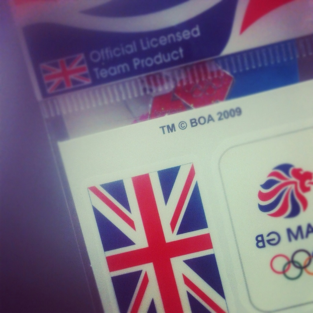 Ein Nahaufnahme einer Identitätskarte mit der amerikanischen Flagge und dem Text "Critical Licence" auf der Vorderseite.