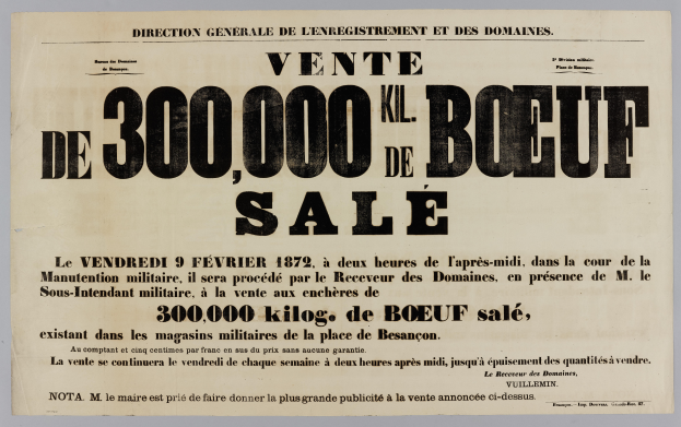 Ein altes Werbeplakat mit der Aufschrift "Vente de 300,000 Kil Kil de Boeuf Sale" auf einem Blatt Papier, das an einer Wand im Hintergrund hängt.