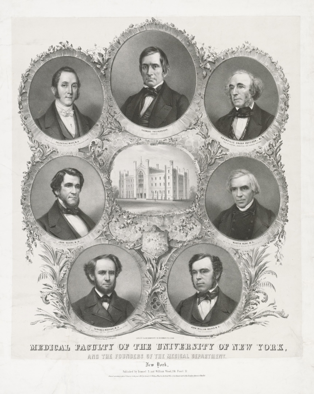 Schwarzes und weißes Foto von formell gekleideten Männern, die vor einem Gebäude posieren, mit Text unten: "Medizinische Fakultät der Universität New York und die Gründer des Medizinischen Departments."