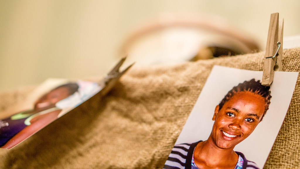 Auf dem Tisch liegt eine Klammer, ein Passfoto und ein Stück Stoff auf der rechten Seite, mit einem unscharfen Hintergrund und linker Seite.