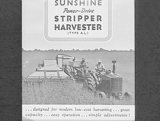 Eine Schwarz-Weiß-Anzeige für einen Sunshine Power-Drive Stripper Harvester, die zwei Personen auf dem Fahrzeug zeigt, umgeben von Gras und Bäumen, mit einer Texttafel oben.