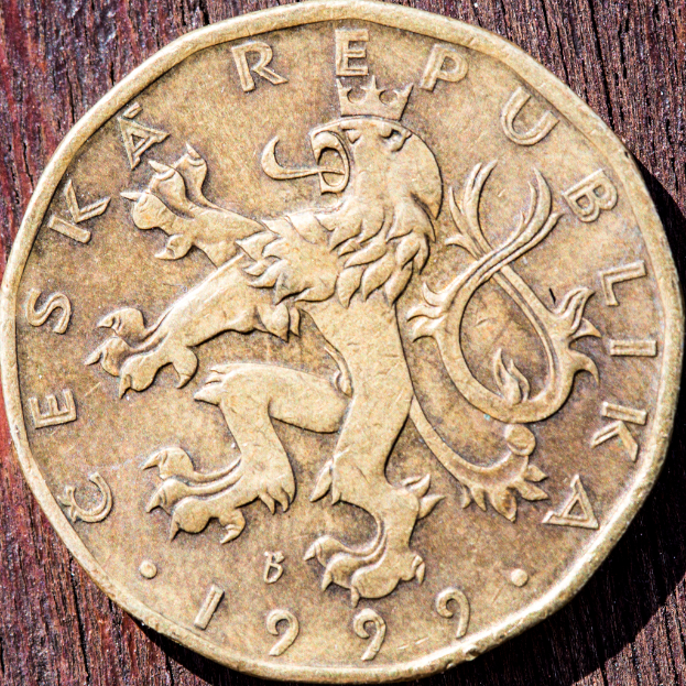 Eine Münze mit glatter Kante und einem detaillierten Design auf einer Seite.