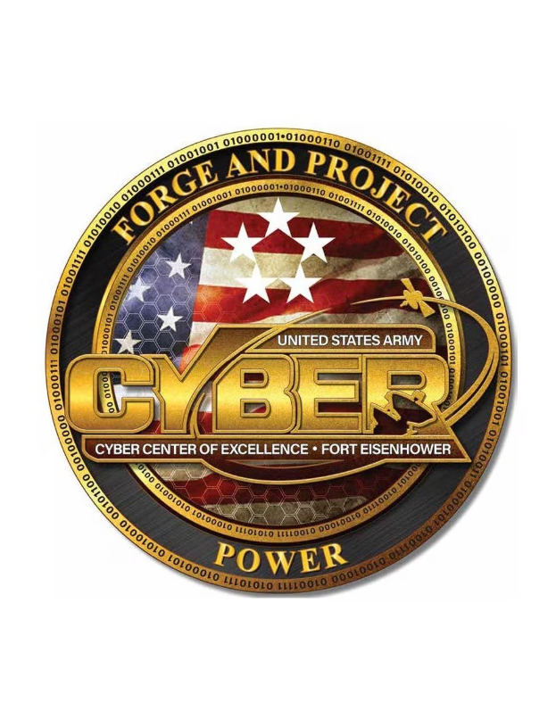 Logo der United States Army Cyber Center of Excellence, Fort Eisenhower, mit einem blauen Kreis, einem weißen Stern, einem weißen Rand und der Inschrift "Forge and Project Cyber Power" in fetter schwarzer Schrift darunter.