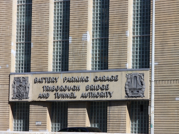 Ein Gebäude mit einem Namen auf dem Schild in der Mitte des Bildes.