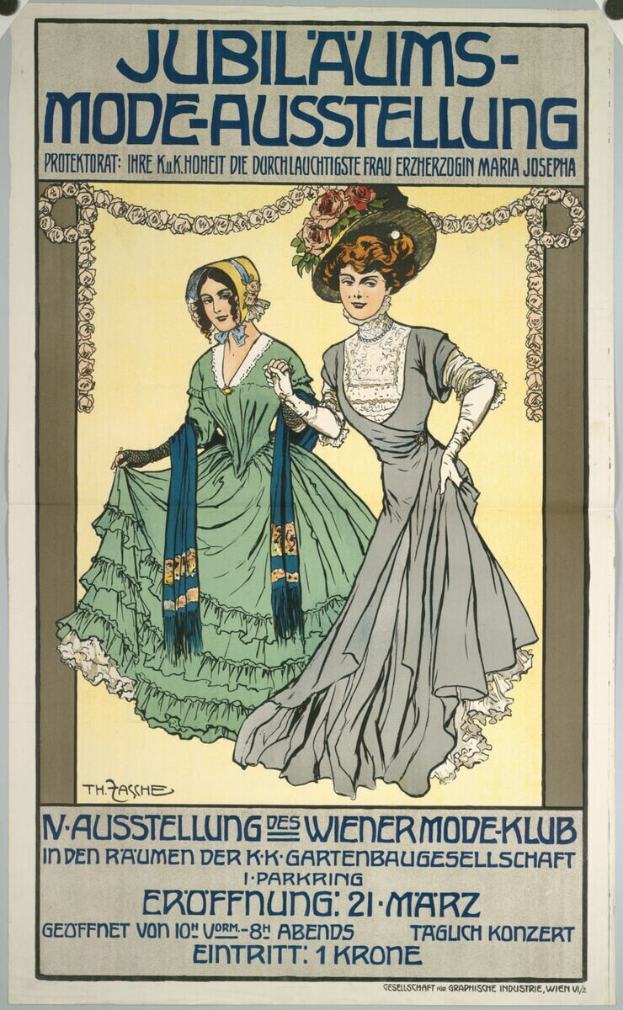 Ein Plakat, das eine Modenschau mit zwei Frauen in Kleidern ankündigt, eines lang und wallend, das andere mit einem hohen Ausschnitt und langen Ärmeln, beide mit Haaren im Dutt, vor einem hellblauen Hintergrund mit schwarzer, fetter Schrift.