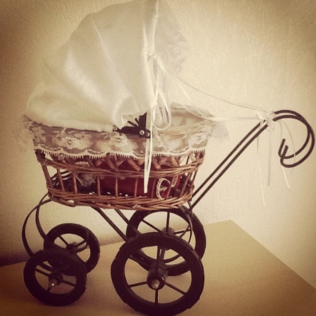 Ein Babysitz auf einem Tisch positioniert.