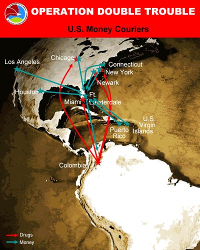 Ein Plakat mit dem Titel "Operation Double Trouble: US-Geldkurier" zeigt eine Karte der USA, die in zwei Abschnitte unterteilt ist, einen für die Routen der Geldkurier und einen für die Standorte der Geldtransportunternehmen, mit fetter schwarzer Schrift auf einem weißen Rand.