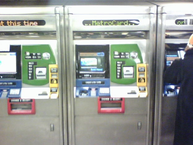 Automatische Fahrkartenverkaufsautomaten mit einer Person auf der rechten Seite.