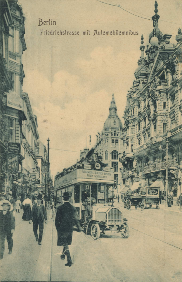 Ein altes Schwarz-Weiß-Foto von Menschen, die eine Straße in Berlin, Deutschland, entlanggehen, mit Fahrzeugen, Gebäuden und einem bewölkten Himmel, und Text oben drauf.