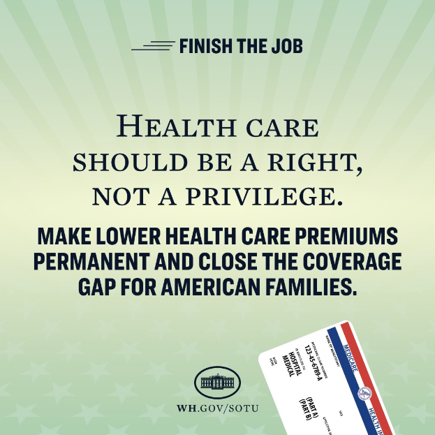 Ein Plakat mit dem Text "Beende den Job: Gesundheit sollte ein Recht und nicht ein Privileg sein" und eine Karte mit der Aufschrift "Mache niedrigere Gesundheitskosten permanent und schließe die Lücke in der Deckung für amerikanische Familien."