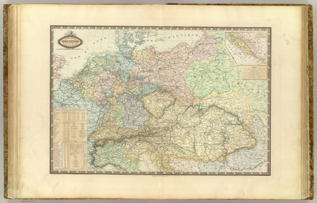 Ein altes Buch ist aufgeschlagen und zeigt eine detaillierte Karte von Deutschland mit seinen Provinzen und Städten.