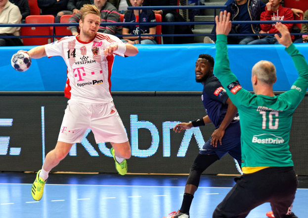 Mannschaft spielt Hallenhandball auf einem Court während des Futsal-Weltmeisterschaftsspiels 2019 zwischen Bayern München und Paris Saint-Germain, mit Zuschauern im Hintergrund.