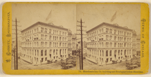 Ein altes Foto einer Stadtstraße mit Gebäuden, Strommasten und Karren, das Fenster an den Gebäuden und Text auf dem Bild zeigt.