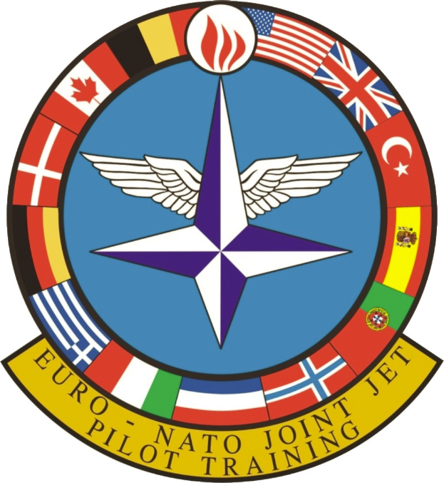 Logo der NATO Joint Jet Pilot Training mit einem blauen Kreis mit einem weißen Stern, umgeben von vier Fahnen in verschiedenen Farben und der weißen Aufschrift "NATO Joint Jet".