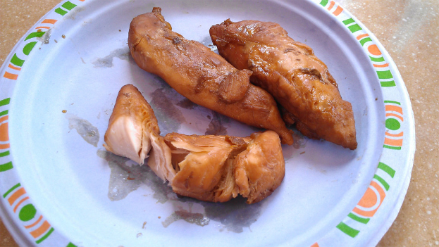 Ein Teller mit einem Fleischstück.