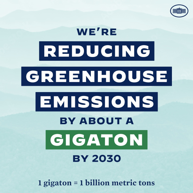 Plakat mit Text und Logo, das "Wir reduzieren die Treibhausgasemissionen bis 2030 um etwa eine Gigatonne" verkündet und für die Reduzierung von Treibhausgasen bis 2030 wirbt.