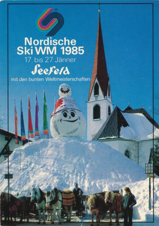 Ein Plakat der Nordischen Skiweltmeisterschaften 1985 in Seefeld, Schweiz, das eine verschneite Landschaft mit Menschen, Pferden, Stangen, Flaggen, Gebäuden, Bäumen und Himmel sowie Text über das Ereignis zeigt.