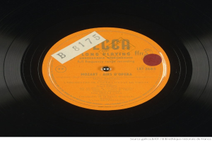 Schwarze Vinyl-Schallplatte mit einem orangen Etikett, auf dem "Mozart - Langspielplatte Fünfziger" steht.