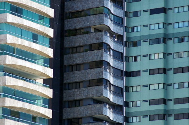Mehrere Gebäude verschiedener Höhen und Entwürfe sind in einer städtischen Umgebung zu sehen.