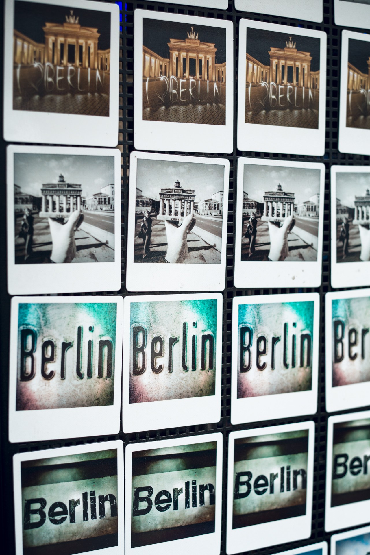 Collage aus Berlin-Fotos einschließlich des Brandenburg-Tors und dem Wort 'Berlin' auf einer Wand.