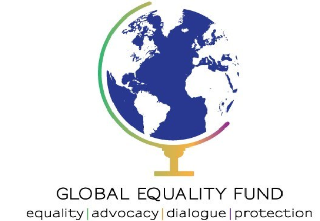 Logo des Global Equality Fund mit einer Weltkugel und dem Text "Global Equality Fund" in fetter, weißer Schrift auf blauem Hintergrund, umgeben von einem weißen Kreis mit hellblauer Umrandung.