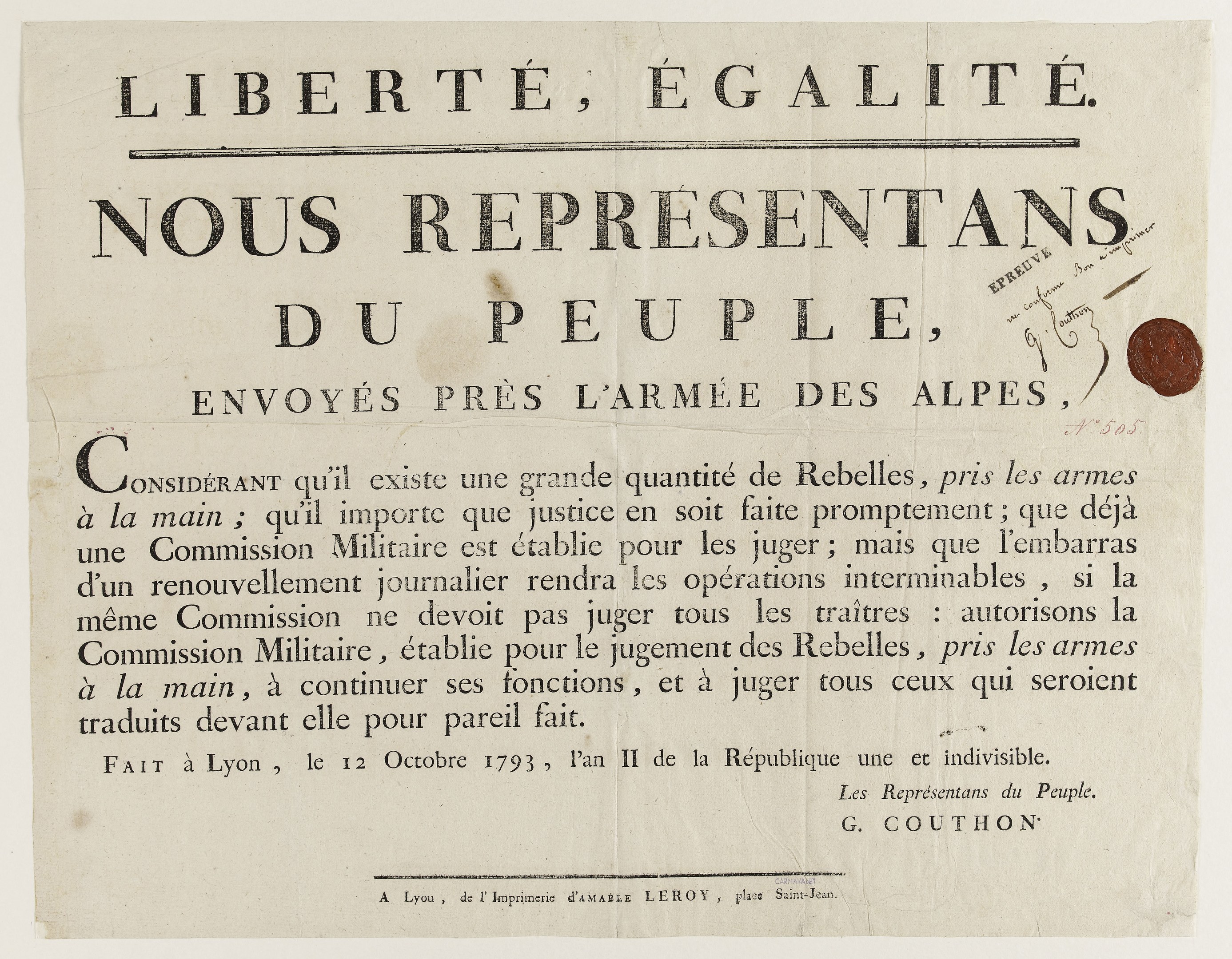 Papier mit französischem revolutionären Text "Liberté égalité nous representants du peuple" und einer Münze rechts daneben.