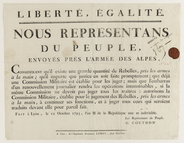 Papier mit französischem revolutionären Text "Liberté égalité nous representants du peuple" und einer Münze rechts daneben.