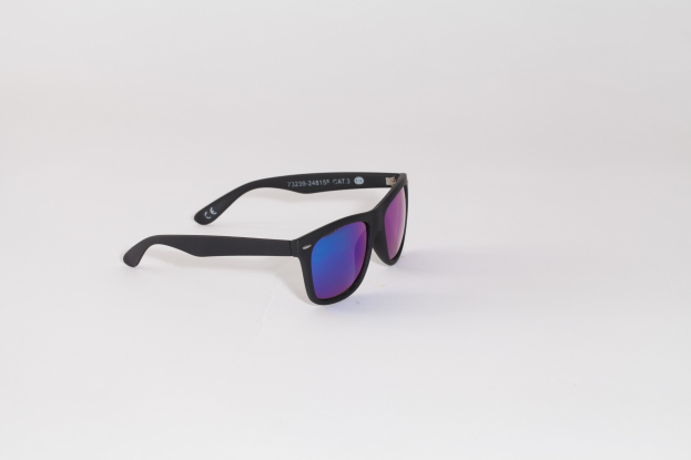 Eine Sonnenbrille mit schwarzem Rahmen und purpurfarbenen Spiegelgläsern auf einer weißen Oberfläche.