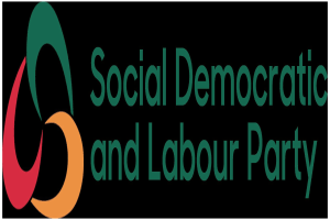 Zentrierter Text, der "sozialdemokratische und arbeiterpartei" in fetter schwarzer Schrift auf einem weißen Hintergrund mit einem dünnen schwarzen Rand darstellt.