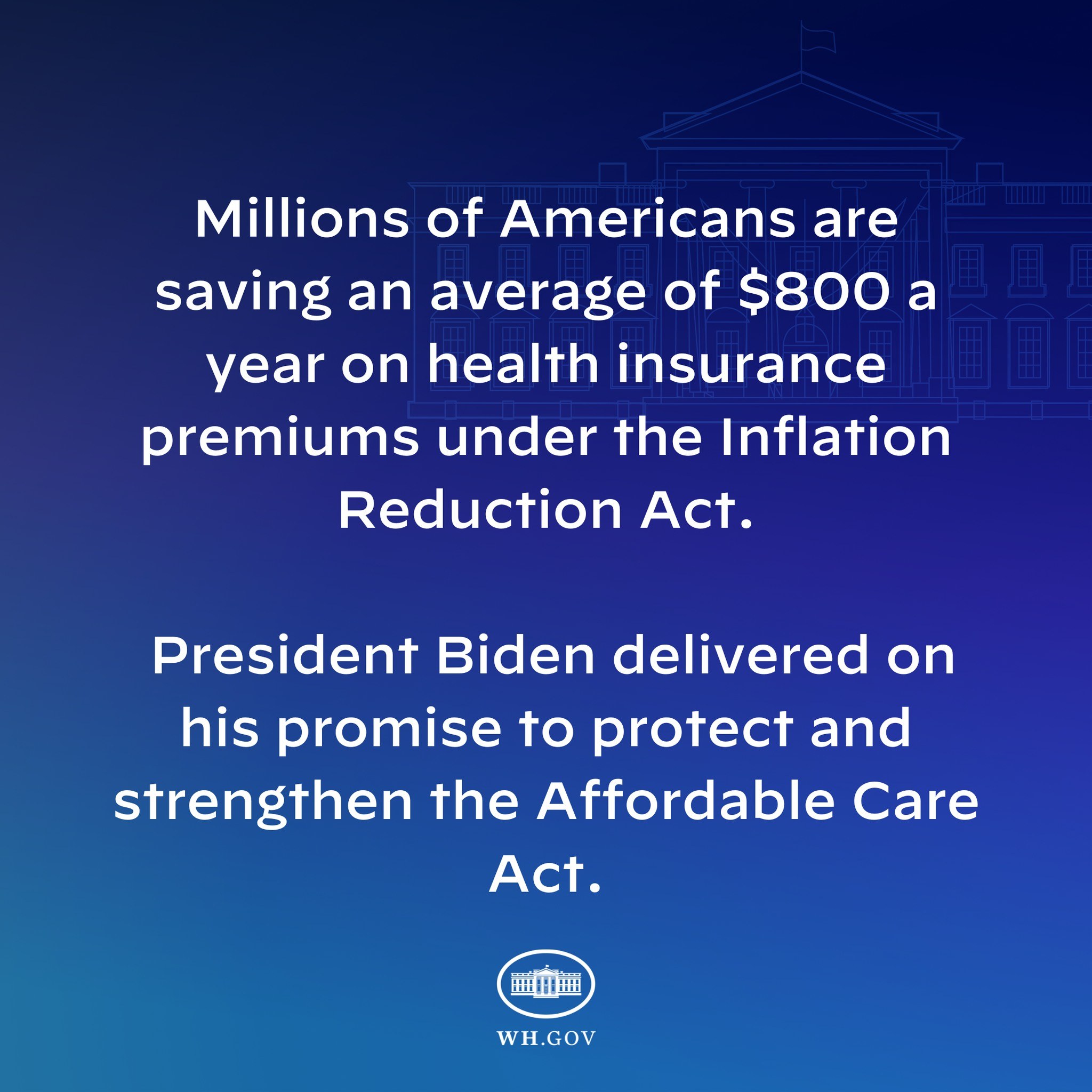 Blauer Hintergrund mit weißer Schrift, die den Text 'Millionen von Amerikanern sparen durchschnittlich 800 USD pro Jahr an Krankenversicherungsprämien thanks to the Inflation Reduction Act' in der Mitte zeigt, mit einem Logo darunter.