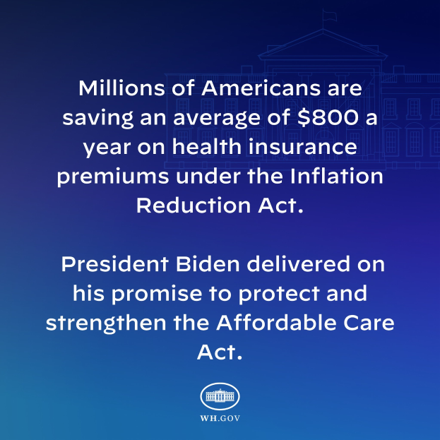 Blauer Hintergrund mit weißer Schrift, die den Text 'Millionen von Amerikanern sparen durchschnittlich 800 USD pro Jahr an Krankenversicherungsprämien thanks to the Inflation Reduction Act' in der Mitte zeigt, mit einem Logo darunter.