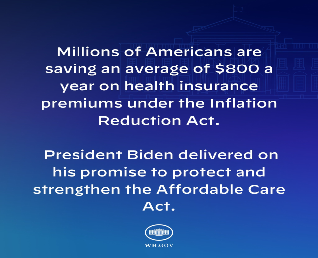 Blauer Hintergrund mit weißer Schrift, die den Text 'Millionen von Amerikanern sparen durchschnittlich 800 USD pro Jahr an Krankenversicherungsprämien thanks to the Inflation Reduction Act' in der Mitte zeigt, mit einem Logo darunter.