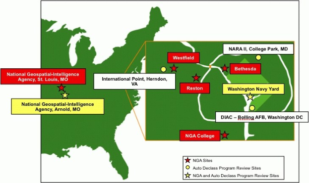 Eine Karte der Vereinigten Staaten, die die Standorte der National Geospatial Intelligence Agency hervorhebt, mit fetter Schrift überlagert auf einer detaillierten geografischen Darstellung von Flüssen, Bergen und Städten.