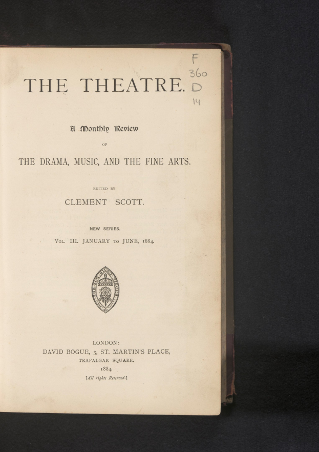 Offenes Buch mit dem Titel "The Theatre: A Monthly Review of the Drama, Music, and the Fine Arts", das eine Seite mit Text und ein Logo zeigt.