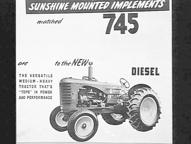 Schwarzer und weißer Werbeplakatentwurf für einen 745-Traktor mit angebauten Geräten, der ein Bild des Traktors und beschreibenden Text enthält.