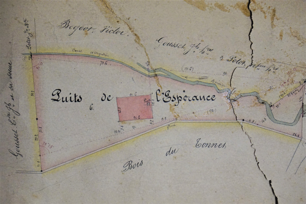 Ein detaillierter alter Stadtplan von L'Esperance, Frankreich, der Straßen, Gebäude und Sehenswürdigkeiten mit Textanmerkungen zeigt.