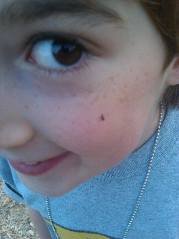 Eine Person, die in der Vorderground steht und l√§chelt.