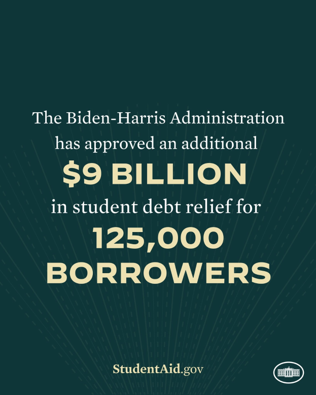 Plakat, das 9 Milliarden US-Dollar an Schuldenentlastung für 125.000 Schuldner unter der Biden-Harris-Verwaltung ankündigt, mit einem offiziellen Logo unten.
