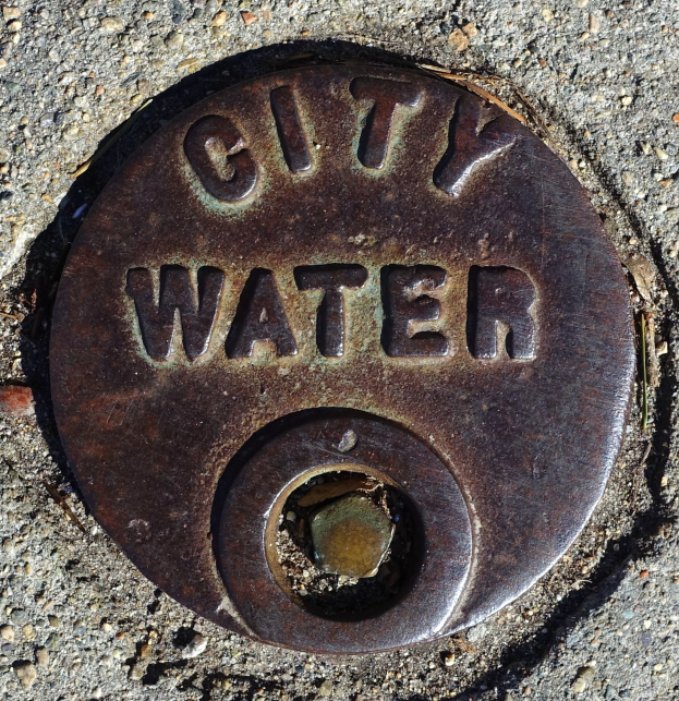 Metall-Schachtobjekt mit Aufschrift "Stadtwasser" im Boden eingelassen