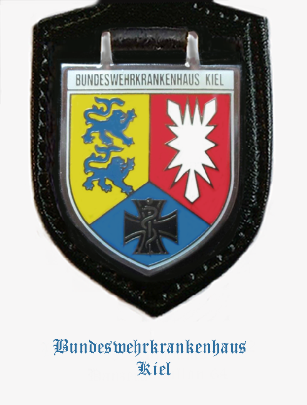 Ein schwarzes Lederabzeichen mit einem roten, gelben und blauen Wappen und der Aufschrift "Bundeswehrkrankenhaus Kiel" unten.