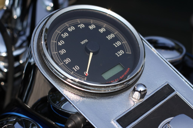 Tachometer auf einem Motorradarmaturenbrett.