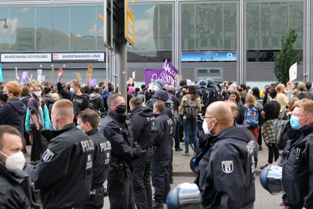 Hundertschaften fordern Überprüfung von Rechtsextremen Parteien