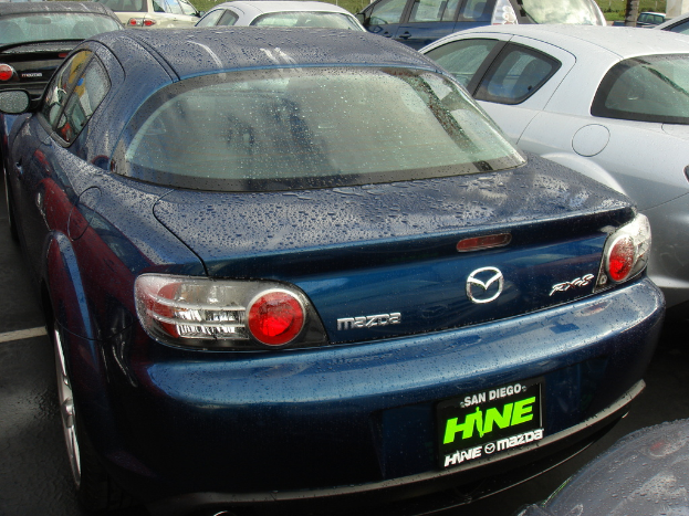 Mehrere Autos auf einer Straße mit einem Schild am Boden mit Text.